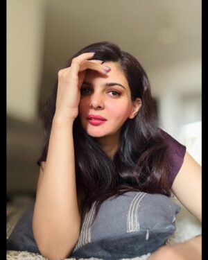 Ihana Dhillon Instagram - Your imperfections makes  you unique . 
🙌 
#quoteoftheday #casual #simpleliving #instadaily #loveyourself #ihanadhillon