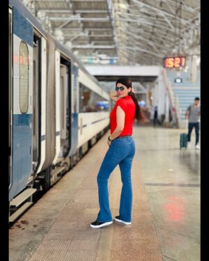 Ihana Dhillon Instagram - Right train of thought can take you to better destination 🥰❤️ 
#mumbaicentral #trainjourney #mumbaidiaries #travel #destination #love #ihanadhillon