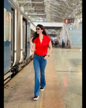 Ihana Dhillon Instagram - Right train of thought can take you to better destination 🥰❤️ 
#mumbaicentral #trainjourney #mumbaidiaries #travel #destination #love #ihanadhillon
