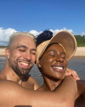 Indira Nascimento Instagram - O melhor lugar do mundo é aqui e agora 🌴🌈❤️