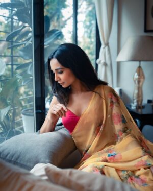 Ira Dubey Instagram - देखो वो आ गया … 🌺