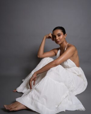 Ira Dubey Instagram - ‘The real challenge is not simply to survive. Hell, anyone can do that. It’s to survive as yourself, undiminished’.
— Elia Kazan 

Wearing @chola_the_label 🤍💫
📸 @harshalshah95