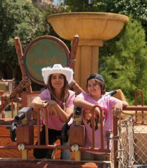 Irene Arcos Instagram - #MachosAlfa t3 se estrena hoy y yo tengo la gran suerte de darme una vueltecita (con moto y sombrero de cowboy 😏) por estos lares y con estas gentes tan estupendas 
❤️ @lauracaballero_ @alber_caballero @contuberniofilms 

👉🏼 temporada 3 completa Ya disponible en @netflixes