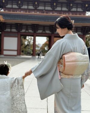 Iroha Yanagi Instagram - ・
・
𝟩𝟧𝟥𓊱 
𝟥になる娘と神社参拝へお出かけ⛩️
お天気に恵まれて
いい写真たくさんっ
動画もあるからリールにもしたいなー♡
⁡
前々から妹と👧🏻のお着物選びで
楽しんで、レンタル着物の中から
このJILL STUARTのお着物に。
白ベースに花柄が大人で
よく似合ってた🤍　
白ライン入れてヘアメイクもばっちり👍🏻
ただ、靴だけサイズ合わずエルサ（笑）
⁡
昨晩急遽つくったヘア飾りも
これまた着物によく合ってて◎
私の訪問着は母が昔着てたもので
くすみブルー×コーラルピンクの帯が
すっごく綺麗でした👏🏼
最近離れてることも多かったから
娘との時間が愛おしく宝物⏳
⁡
大変なお年頃だけどねー（笑）
でもすっごく可愛い愛娘との時間満喫できました✨
着付けから何から何まで手伝ってくれた
ゆりなに感謝ーっ🫶🏻
⁡