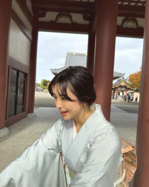 Iroha Yanagi Instagram - ・
・
𝟩𝟧𝟥𓊱 
𝟥になる娘と神社参拝へお出かけ⛩️
お天気に恵まれて
いい写真たくさんっ
動画もあるからリールにもしたいなー♡
⁡
前々から妹と👧🏻のお着物選びで
楽しんで、レンタル着物の中から
このJILL STUARTのお着物に。
白ベースに花柄が大人で
よく似合ってた🤍　
白ライン入れてヘアメイクもばっちり👍🏻
ただ、靴だけサイズ合わずエルサ（笑）
⁡
昨晩急遽つくったヘア飾りも
これまた着物によく合ってて◎
私の訪問着は母が昔着てたもので
くすみブルー×コーラルピンクの帯が
すっごく綺麗でした👏🏼
最近離れてることも多かったから
娘との時間が愛おしく宝物⏳
⁡
大変なお年頃だけどねー（笑）
でもすっごく可愛い愛娘との時間満喫できました✨
着付けから何から何まで手伝ってくれた
ゆりなに感謝ーっ🫶🏻
⁡