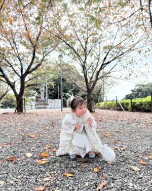 Iroha Yanagi Instagram - ・
・
𝟩𝟧𝟥𓊱 
𝟥になる娘と神社参拝へお出かけ⛩️
お天気に恵まれて
いい写真たくさんっ
動画もあるからリールにもしたいなー♡
⁡
前々から妹と👧🏻のお着物選びで
楽しんで、レンタル着物の中から
このJILL STUARTのお着物に。
白ベースに花柄が大人で
よく似合ってた🤍　
白ライン入れてヘアメイクもばっちり👍🏻
ただ、靴だけサイズ合わずエルサ（笑）
⁡
昨晩急遽つくったヘア飾りも
これまた着物によく合ってて◎
私の訪問着は母が昔着てたもので
くすみブルー×コーラルピンクの帯が
すっごく綺麗でした👏🏼
最近離れてることも多かったから
娘との時間が愛おしく宝物⏳
⁡
大変なお年頃だけどねー（笑）
でもすっごく可愛い愛娘との時間満喫できました✨
着付けから何から何まで手伝ってくれた
ゆりなに感謝ーっ🫶🏻
⁡