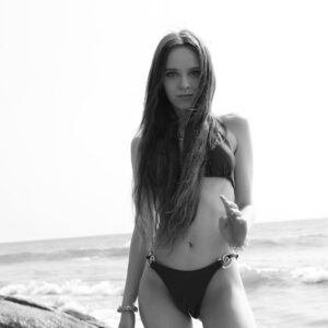 Iryna Kudashova Instagram - Йшов велетень з мішком моделей вікторія сікрет, одна випала на острові Шрі-Ланка 🫣 яке фото подобається більше?