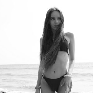 Iryna Kudashova Instagram - Йшов велетень з мішком моделей вікторія сікрет, одна випала на острові Шрі-Ланка 🫣 яке фото подобається більше?
