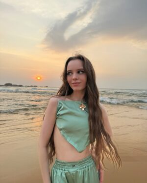 Iryna Kudashova Instagram - Чому саме Шрі-Ланка?
⠀
5 років тому, коли коли я вперше потрапила на цей острів, було відчуття ніби я вдома. Це дуже важко пояснити, але настільки це місце запало мені в душу. Я пізнавала кожен куточок і не дивлячись на те, що тоді як раз був початок ковіду і знаходитись там було досить небезпечно- я взагалі не хотіла їхати.
⠀
5 років тому я сидячи біля океану загадала дуже багато бажань. Все збулось. Все 🥹 5 років я хотіла знову опинитись тут. І серед усіх місць, де я вже встигла побувати за цей час- жоден океан, жоден острів не став для мене кращим, ніж Шрі 🏝️
⠀
Тому готуйтесь до фото-спаму 😂