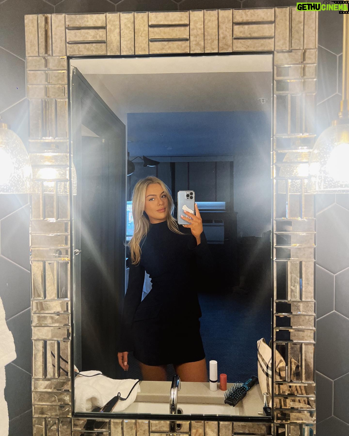 Isabella Alexander - 3.6K Likes - happy holidays 🤍🥂🌃