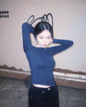 Isabella Chan Instagram - Just to say hi 2025 💙

Photo by 離不開 @bethany.uu