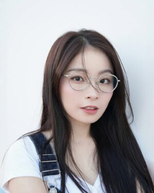 Isabella Chan Instagram - 六年前剛回復工作自由身，由適逢畢業不久，對於未來何去何從實在超迷惘。那時候經常還在觀塘的studio和好友們聊天南地北，打機到通宵，訴說對未來的展望等等。直到近年，和好友都開始分別搬了出來住，我們都常討論，好像當初的願望，都慢慢開始實現了一點，究竟現在有沒有比當時更開心呢？這個問題也爭持了很久，但一直也未有答案。但又到了今年，我又忽然覺得內心感覺答案更清晰了些，雖則我也時常懷緬以前的時光，但是這些年月，令我慢慢學會選擇想成為什麼人，選擇什麼把什麼東西留在自己身邊，心安理得，這種主動性令我感覺更貼近成長的奧妙。✨ 

六年時間不長又不短，你又覺得自己過得怎樣呢？
又適逢OWNDAYS 6週年，慶祝活動有玩Instagram Filter贏禮券和店內有限定慶祝優惠添，齊齊配副新眼鏡繼續向前👼🏻

@owndays_hk #OWNDAYS #OWNDAYShongkong #OWNDAYSHK #OWNDAYSHK6thAnniversary