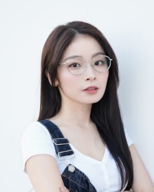 Isabella Chan Instagram - 六年前剛回復工作自由身，由適逢畢業不久，對於未來何去何從實在超迷惘。那時候經常還在觀塘的studio和好友們聊天南地北，打機到通宵，訴說對未來的展望等等。直到近年，和好友都開始分別搬了出來住，我們都常討論，好像當初的願望，都慢慢開始實現了一點，究竟現在有沒有比當時更開心呢？這個問題也爭持了很久，但一直也未有答案。但又到了今年，我又忽然覺得內心感覺答案更清晰了些，雖則我也時常懷緬以前的時光，但是這些年月，令我慢慢學會選擇想成為什麼人，選擇什麼把什麼東西留在自己身邊，心安理得，這種主動性令我感覺更貼近成長的奧妙。✨ 

六年時間不長又不短，你又覺得自己過得怎樣呢？
又適逢OWNDAYS 6週年，慶祝活動有玩Instagram Filter贏禮券和店內有限定慶祝優惠添，齊齊配副新眼鏡繼續向前👼🏻

@owndays_hk #OWNDAYS #OWNDAYShongkong #OWNDAYSHK #OWNDAYSHK6thAnniversary