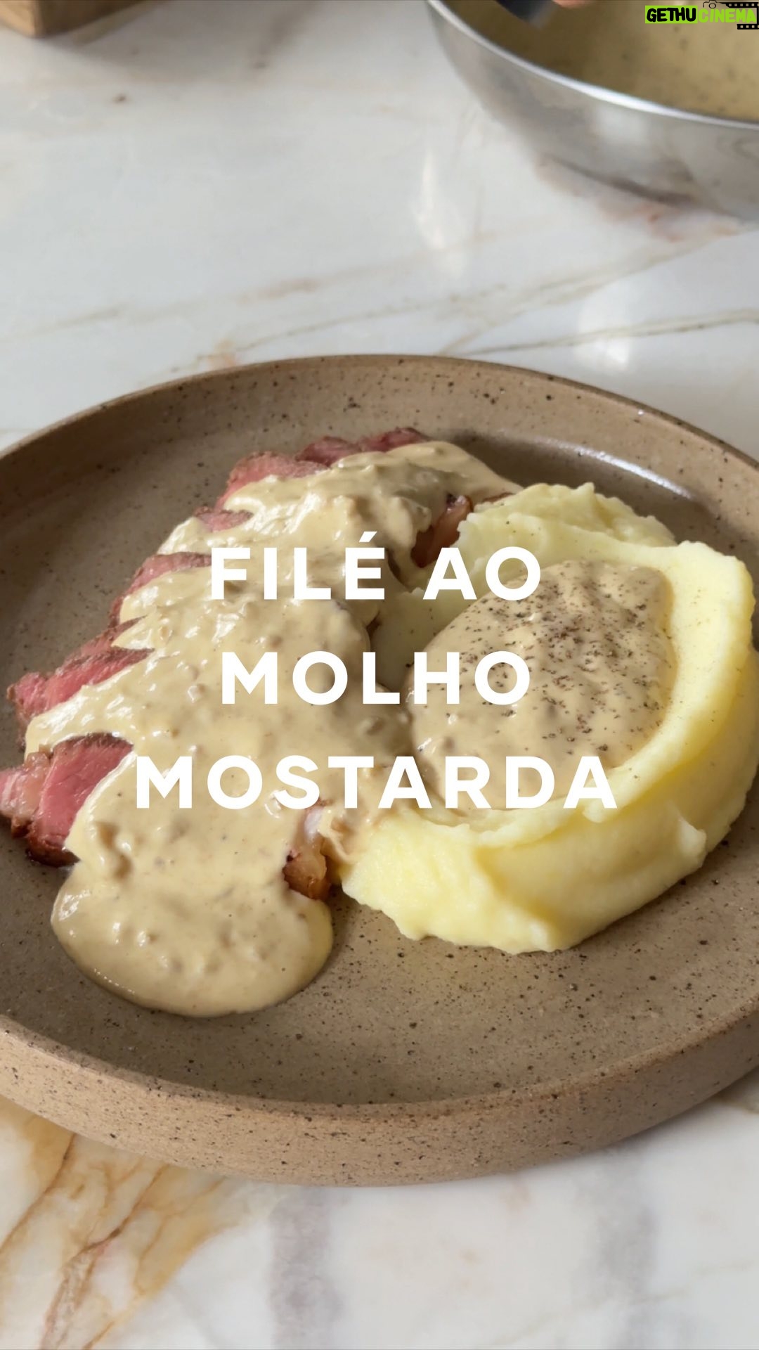 Isabella Scherer - 98K Likes - FILÉ AO MOLHO MOSTARDA 🥩 Um dos meus pratos favoritos, parece difícil mas juro que não é… Bora fazer?
- 600g de carne (usei chorizo, mas amo com mignon ou ancho também)
- 2 colheres de sopa de manteiga
- 1 colher de sopa de azeite de oliva
- 3 dentes de alho
- 5 ramos de tomilho
- 1/2 cebola
- 1/4 xícara de conhaque
- 1 colher de sopa de mostarda dijon
- 3 colheres de sopa de mostarda amarela (a gosto)
- 1 1/2 xícara de creme de leite fresco (sim, pode ser o de caixinha, mas se talhar a culpa não é minha)
- Sal e pimenta do reino a gosto
Quando fizer, me marca?