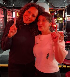 Isabelle Racicot Instagram - Un nouveau défi commence pour moi lundi MATIN avec @patmarsolais et @anaisfavron  sur les ondes de @rythme1057 
Je sors complètement de ma zone de confort parce que ça fait 20 ans que je n’ai pas été à l’animation d’une émission ( très) matinale sur une base régulière !!! 😂 Je suis ZÉRO capable de me coucher de bonne heure et j’adore souper avec des amis la semaine. MAIS, c’est souvent en sortant de sa zone de confort, en explorant des nouvelles avenues qu’on découvre des choses sur soi-même qu’on ne connaissait pas.  Let’s GO!!!!!!💪🏽💪🏽

Bon…j’espère juste ne pas me rendre compte que je suis vraiment désagréable en me levant très tôt le matin. 🤷🏽‍♀️

Pat, Anaïs…. c’est à vos risques et périls !!!! Bonne chance ! 

Aux auditeurs…hâte de vous retrouver. J’ai plein de choses que j’ai envie de partager avec vous xxxx

#radio #rythme #LLT #MSR #nouvelleannee #nouveaudefi #feelinggood
Photo 1: @bertexertier