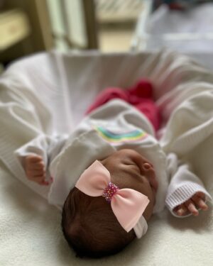Isadora Salles Instagram - Estava ansiosa pra me apresentar a vocês titios e titias 💖No dia 17/01/2025 às 04:00:00 em ponto da manhã eu vim ao mundo.
Minha mamãe e meu papai cuidaram para que a cada segundo até agora eu me sentisse amada, protegida e bem-vinda .
A verdade é que eles estão perdidinhos de amor por mim assim como minha família que celebrou minha chegada e viveram dias mágicos ao nosso lado .
Já tivemos algumas longas noites , algumas muitas fraldas , muito tetê , dengo e vários lookinhos que mamãe ama registrar (ela acha que sou uma boneca) 
Agradeço todo amor enquanto eu estava no forninho , agora já estou pronta pra viver novas descobertas ao lado das pessoas que me amam 💖

Com carinho Garotinha Helena!