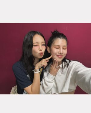 Isak Woo Instagram - My Unnie들 @jennierubyjane @silvergunnnn 🫰🏻