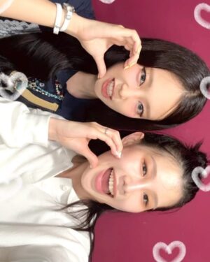 Isak Woo Instagram - My Unnie들 @jennierubyjane @silvergunnnn 🫰🏻