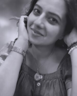 Isha Chawla Instagram - 🖤🖤🖤
Jeena isi ka naam hai 🧿
.
.
.
Accesories- @azurewhims_bybhavana 
#eshachawla #gratitude #smile
