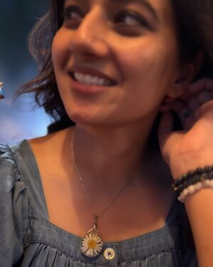 Isha Chawla Instagram - 🖤🖤🖤
Jeena isi ka naam hai 🧿
.
.
.
Accesories- @azurewhims_bybhavana 
#eshachawla #gratitude #smile