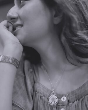 Isha Chawla Instagram - 🖤🖤🖤
Jeena isi ka naam hai 🧿
.
.
.
Accesories- @azurewhims_bybhavana 
#eshachawla #gratitude #smile