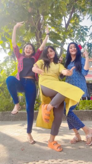 Isha Keskar Instagram - ✨✨✨Khare sisters✨✨✨

#kalakhare #naynakhare #kajalkhare #lakshmichyapavlani #jaggatbhari