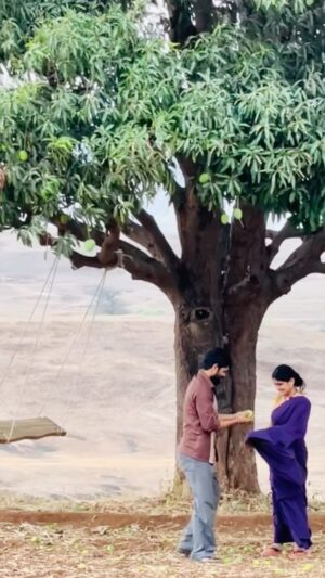 Isha Keskar Instagram - Thank you for all the love that you are showering on केवड्याचं पान तू ! या song च्या shoot दरम्यान काही live म्हणजे moving photos काढले, त्याची ही reel आहे. It’s not perfect, but I hope you will enjoy it 🙏🏽♥️
The entire credit goes to the cinematographer & ultimately the director for trusting us! 

Lyrics by : @guruthakurofficial 
 Composed by : @vijaynarayangavande 
Sung by : Pioneer: @ajayatulofficial @ambekaraarya 
 
#ishakeskar #sarlaekkoti #onkarbhojane #songshoot #montage #thankyou 

P.s : Edit is not that great I know 🫢
