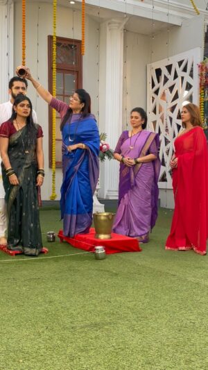 Isha Keskar Instagram - लक्ष्मीच्या पावलांनी BTS! ह्या विधी ला काय म्हणतात? 
@star_pravah @framesproductioncompany 
@i_acheko 
@deepalipansareofficial 
@manjushagodse 
@rutwiktalwalkar @milind.oak.7 @leena_athavaledatar 

#ishakeskar #kalachandekar #laxmichyapaulanni #haladutarvani💛