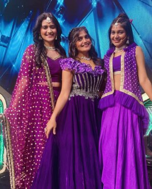 Isha Keskar Instagram - Kon jinknar?? आमचे ठसे आमच्याच खुणा, लक्ष्मीच्या पावलांनी आम्ही घालतो धिंगाणा!!!!
Watch us on @star_pravah at 9.30pm tonight and tomorrow in #aatahoudedhingana2 
Styled by : @raj_rajpurohit11 
 @masc_marlene

#lakshmichyapavlani #team #aatahoudedhingana #purplepower💜 #beingkala