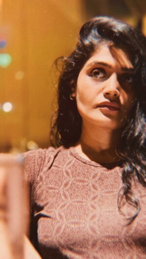 Isha Keskar Instagram - Off weekdays are 🧞‍♀️🎀💞

PC : @rishi_saxena_official 💋

#nomakeup #chilling #beachhair  #lateevenings #ishakeskar