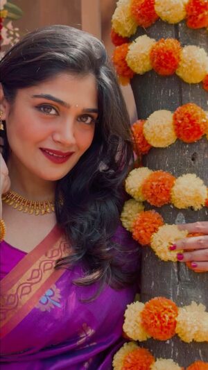 Isha Keskar Instagram - गुढी पाडव्याच्या हार्दिक शुभेच्छा 🙏🏽🤗🌺🌼

#happygudipadwa #ishakeskar