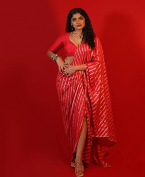 Isha Keskar Instagram - OBJECT OF DESIRE 🐦‍🔥

Do watch Star Pravah Ganesh Utsav 2024 - Khajina Bappachya Goshtincha @7pm only on @star_pravah & @disneyplushotstar TONIGHT! 

Styled by @nehachaudhary_ 🐦‍🔥
MUA by @makeupby__shahabaz 🐦‍🔥
Captured by @__shivanisurve__ 🐦‍🔥