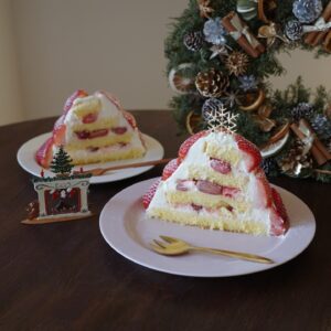Ito Ohno Instagram - Merry Christmas ♡
いちごのツリーショートケーキ、作りました🎂🎄
#ツリーケーキ 
#クリスマスケーキ
#手作りお菓子