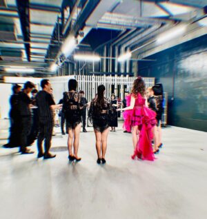 JUJU Instagram - いよいよ本日より公開される劇場版「YOUR REQUEST」。アリーナツアー楽しかったなぁーもう一回やりたいなぁーってまだまだ思ってはいるものの、叶わないから私観に行く。だって映画館はドリンクもフードもあるし音は良いしシートもいいしライヴを楽しむには最高の環境ですもの！！それぞれ全国の会場に遊びに来てくださって、生でお楽しみいただいたみなさんにもきっと楽しい劇場版。生とは違った生々しさです。ムフフ。ってわけで私は行く！！4回は行く（キラステッカー目当て…）。みなさんお時間合えば是非とも！！！

#jujuarenatour2024yourrequest  is in theaters near you.