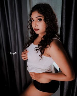 Janaki Sudheer Instagram - "If you sexy and you know it and you ain't afraid to show it."

#instagood #instapeace #picoftheday #postoftheday #happiness #instadaily #instalike #instamood #explore #enjoylittlethings #smartpixmedia #selflove #janakisudheer #modelsofkerala #modelsoﬁnstagram #actress #vibes #bigbossmalayalam #bigbossmalayalamseason4 #enjoylife #bold