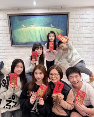 Jane Lee Instagram - 小年夜就是要陪媽媽吃年夜飯🥰 發紅包🧧 有媽的孩子像個寶☺️ 
今年特别外帶 #活醉蝦餐廳 的開運年菜，在家團圓輕鬆又超美味😋 
活醉蝦海鮮 02-27279460
#新年快樂 返鄉平安🙏🏻