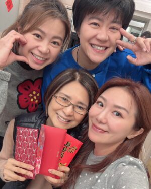 Jane Lee Instagram - 小年夜就是要陪媽媽吃年夜飯🥰 發紅包🧧 有媽的孩子像個寶☺️ 
今年特别外帶 #活醉蝦餐廳 的開運年菜，在家團圓輕鬆又超美味😋 
活醉蝦海鮮 02-27279460
#新年快樂 返鄉平安🙏🏻