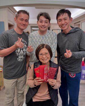 Jane Lee Instagram - 小年夜就是要陪媽媽吃年夜飯🥰 發紅包🧧 有媽的孩子像個寶☺️ 
今年特别外帶 #活醉蝦餐廳 的開運年菜，在家團圓輕鬆又超美味😋 
活醉蝦海鮮 02-27279460
#新年快樂 返鄉平安🙏🏻