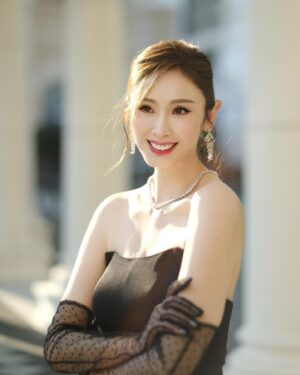 Janis Chan Instagram - 🎀 
上年收獲滿滿
知足
今年精神抖抖
繼續

@victorchanstudio 
@stephenmakeup 
@dennistsui 
@mac4989 
@cissyerror 
#萬千星輝頒獎典禮2024