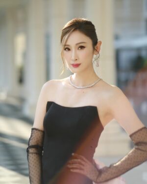 Janis Chan Instagram - 🎀 
上年收獲滿滿
知足
今年精神抖抖
繼續

@victorchanstudio 
@stephenmakeup 
@dennistsui 
@mac4989 
@cissyerror 
#萬千星輝頒獎典禮2024