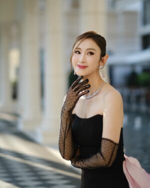 Janis Chan Instagram - 🎀 
上年收獲滿滿
知足
今年精神抖抖
繼續

@victorchanstudio 
@stephenmakeup 
@dennistsui 
@mac4989 
@cissyerror 
#萬千星輝頒獎典禮2024