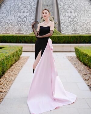 Janis Chan Instagram - 🎀 
上年收獲滿滿
知足
今年精神抖抖
繼續

@victorchanstudio 
@stephenmakeup 
@dennistsui 
@mac4989 
@cissyerror 
#萬千星輝頒獎典禮2024