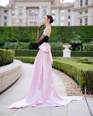 Janis Chan Instagram - 🎀 
上年收獲滿滿
知足
今年精神抖抖
繼續

@victorchanstudio 
@stephenmakeup 
@dennistsui 
@mac4989 
@cissyerror 
#萬千星輝頒獎典禮2024
