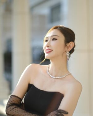 Janis Chan Instagram - 🎀 
上年收獲滿滿
知足
今年精神抖抖
繼續

@victorchanstudio 
@stephenmakeup 
@dennistsui 
@mac4989 
@cissyerror 
#萬千星輝頒獎典禮2024