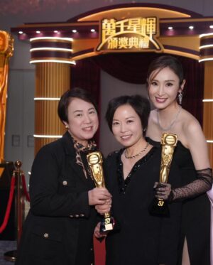 Janis Chan Instagram - #最佳女主持
#大灣區我最喜愛綜藝及資訊節目

感恩！🙏🏻 

第三次攞最佳女主持，十分夢幻感恩。多謝每一位和我合作過嘅團隊，俾我嘅鞭策、對我嘅包容！

我記得初初入行做主持嘅時候，聽到一d說話：

「主持？永遠都唔係主角。焦點都只會係放喺份稿上面要你介紹出場嘅下一位嘉賓身上。」
然後，經過咁多年嘅實戰、再加上同咁多前輩主持合作過。佢哋嘅專業話俾我聽，只要俾心機專心一致做好一件事，堅守崗位一直努力，主持這條路可以行得非常之遠，前路可以係非常之廣闊。

永遠唔好睇少自己。係人哋未認同你之前，一定要首先自己肯定自己！

我衷心感謝大家喜歡《無窮之路》這個系列節目，更衷心感恩自己能夠遇上呢個機會。《無窮之路》拍到第四輯了，一個節目能夠連續四年都得到大家的喜愛收視口碑，確實是團隊的努力。四年黎，我哋走過好多路、留過不少汗和淚。能夠得到你哋嘅支持，呢條路，我會繼續走下去。希望沿途繼續有你。

上年收獲滿滿
知足
今年精神抖抖
繼續

尤其有紀念性係同區永權 @mr.albertau 一齊攞最佳男女主持！我哋想當年入行嘅第一個live係一齊喺主播台做嘅！

多謝￼爹哋媽咪家姐細佬we are family!!
多謝俾我訪問過嘅每一位，你地俾我好多￼啟發
多謝大家cap圖俾我
多謝自己唔怕辛苦
多謝佛菩薩
感恩 

🙏🏻

#萬千星輝頒獎典禮2024
@victorchanstudio 
@stephenmakeup 
@dennistsui 
@mac4989 
@cissyerror