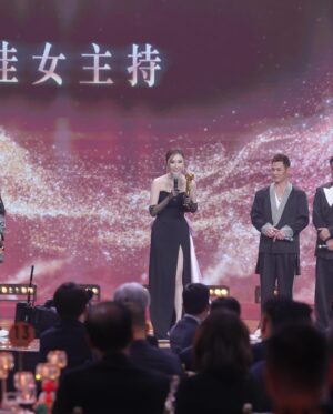 Janis Chan Instagram - #最佳女主持
#大灣區我最喜愛綜藝及資訊節目

感恩！🙏🏻 

第三次攞最佳女主持，十分夢幻感恩。多謝每一位和我合作過嘅團隊，俾我嘅鞭策、對我嘅包容！

我記得初初入行做主持嘅時候，聽到一d說話：

「主持？永遠都唔係主角。焦點都只會係放喺份稿上面要你介紹出場嘅下一位嘉賓身上。」
然後，經過咁多年嘅實戰、再加上同咁多前輩主持合作過。佢哋嘅專業話俾我聽，只要俾心機專心一致做好一件事，堅守崗位一直努力，主持這條路可以行得非常之遠，前路可以係非常之廣闊。

永遠唔好睇少自己。係人哋未認同你之前，一定要首先自己肯定自己！

我衷心感謝大家喜歡《無窮之路》這個系列節目，更衷心感恩自己能夠遇上呢個機會。《無窮之路》拍到第四輯了，一個節目能夠連續四年都得到大家的喜愛收視口碑，確實是團隊的努力。四年黎，我哋走過好多路、留過不少汗和淚。能夠得到你哋嘅支持，呢條路，我會繼續走下去。希望沿途繼續有你。

上年收獲滿滿
知足
今年精神抖抖
繼續

尤其有紀念性係同區永權 @mr.albertau 一齊攞最佳男女主持！我哋想當年入行嘅第一個live係一齊喺主播台做嘅！

多謝￼爹哋媽咪家姐細佬we are family!!
多謝俾我訪問過嘅每一位，你地俾我好多￼啟發
多謝大家cap圖俾我
多謝自己唔怕辛苦
多謝佛菩薩
感恩 

🙏🏻

#萬千星輝頒獎典禮2024
@victorchanstudio 
@stephenmakeup 
@dennistsui 
@mac4989 
@cissyerror