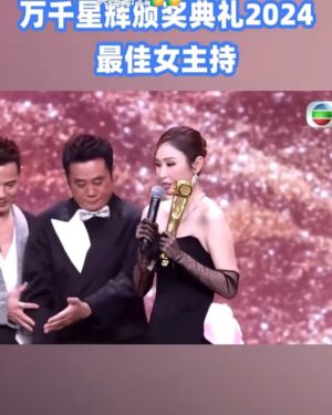 Janis Chan Instagram - #最佳女主持
#大灣區我最喜愛綜藝及資訊節目

感恩！🙏🏻 

第三次攞最佳女主持，十分夢幻感恩。多謝每一位和我合作過嘅團隊，俾我嘅鞭策、對我嘅包容！

我記得初初入行做主持嘅時候，聽到一d說話：

「主持？永遠都唔係主角。焦點都只會係放喺份稿上面要你介紹出場嘅下一位嘉賓身上。」
然後，經過咁多年嘅實戰、再加上同咁多前輩主持合作過。佢哋嘅專業話俾我聽，只要俾心機專心一致做好一件事，堅守崗位一直努力，主持這條路可以行得非常之遠，前路可以係非常之廣闊。

永遠唔好睇少自己。係人哋未認同你之前，一定要首先自己肯定自己！

我衷心感謝大家喜歡《無窮之路》這個系列節目，更衷心感恩自己能夠遇上呢個機會。《無窮之路》拍到第四輯了，一個節目能夠連續四年都得到大家的喜愛收視口碑，確實是團隊的努力。四年黎，我哋走過好多路、留過不少汗和淚。能夠得到你哋嘅支持，呢條路，我會繼續走下去。希望沿途繼續有你。

上年收獲滿滿
知足
今年精神抖抖
繼續

尤其有紀念性係同區永權 @mr.albertau 一齊攞最佳男女主持！我哋想當年入行嘅第一個live係一齊喺主播台做嘅！

多謝￼爹哋媽咪家姐細佬we are family!!
多謝俾我訪問過嘅每一位，你地俾我好多￼啟發
多謝大家cap圖俾我
多謝自己唔怕辛苦
多謝佛菩薩
感恩 

🙏🏻

#萬千星輝頒獎典禮2024
@victorchanstudio 
@stephenmakeup 
@dennistsui 
@mac4989 
@cissyerror