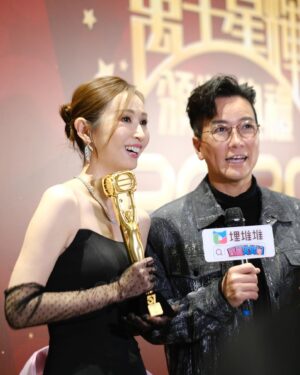 Janis Chan Instagram - #最佳女主持
#大灣區我最喜愛綜藝及資訊節目

感恩！🙏🏻 

第三次攞最佳女主持，十分夢幻感恩。多謝每一位和我合作過嘅團隊，俾我嘅鞭策、對我嘅包容！

我記得初初入行做主持嘅時候，聽到一d說話：

「主持？永遠都唔係主角。焦點都只會係放喺份稿上面要你介紹出場嘅下一位嘉賓身上。」
然後，經過咁多年嘅實戰、再加上同咁多前輩主持合作過。佢哋嘅專業話俾我聽，只要俾心機專心一致做好一件事，堅守崗位一直努力，主持這條路可以行得非常之遠，前路可以係非常之廣闊。

永遠唔好睇少自己。係人哋未認同你之前，一定要首先自己肯定自己！

我衷心感謝大家喜歡《無窮之路》這個系列節目，更衷心感恩自己能夠遇上呢個機會。《無窮之路》拍到第四輯了，一個節目能夠連續四年都得到大家的喜愛收視口碑，確實是團隊的努力。四年黎，我哋走過好多路、留過不少汗和淚。能夠得到你哋嘅支持，呢條路，我會繼續走下去。希望沿途繼續有你。

上年收獲滿滿
知足
今年精神抖抖
繼續

尤其有紀念性係同區永權 @mr.albertau 一齊攞最佳男女主持！我哋想當年入行嘅第一個live係一齊喺主播台做嘅！

多謝￼爹哋媽咪家姐細佬we are family!!
多謝俾我訪問過嘅每一位，你地俾我好多￼啟發
多謝大家cap圖俾我
多謝自己唔怕辛苦
多謝佛菩薩
感恩 

🙏🏻

#萬千星輝頒獎典禮2024
@victorchanstudio 
@stephenmakeup 
@dennistsui 
@mac4989 
@cissyerror