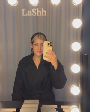 Jannika Wirtanen Instagram - Päivä prinsessana Presidentin linnassa. En pudottanut lasikenkää Tuhkimon tavoin, mutta pudotin käsilaukkuni Suomen tasavallan presidentin jalkoihin. Siinä, kun koko laukun naisellinen sisältö pyöri linnan tanssilattialla ja lähes nelinkontin niitä keräilin - Presidentti käänsi kohteliaasti katseen ylös ja sanoi kylmän rauhalliset ”I’ll cover you”.

Tilanteessa oli paljon huumoria, mutta onhan se aika rauhoittavaa kuulla kyseiset sanat oman maamme presidentiltä. Meille käy hyvin.

Tack @alexstubb för inbjudan. Grattis @evgud och @tomasledin för Pro Finlandia-medaljerna. 🏅 

Kiitos tack @ellinooramusiikki ja @mirellavirallinen seurasta 💜

Makeup @katimouhu 
Style & dress: @martinamartiala & @kortedsgn 🔥
