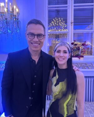 Jannika Wirtanen Instagram - Päivä prinsessana Presidentin linnassa. En pudottanut lasikenkää Tuhkimon tavoin, mutta pudotin käsilaukkuni Suomen tasavallan presidentin jalkoihin. Siinä, kun koko laukun naisellinen sisältö pyöri linnan tanssilattialla ja lähes nelinkontin niitä keräilin - Presidentti käänsi kohteliaasti katseen ylös ja sanoi kylmän rauhalliset ”I’ll cover you”.

Tilanteessa oli paljon huumoria, mutta onhan se aika rauhoittavaa kuulla kyseiset sanat oman maamme presidentiltä. Meille käy hyvin.

Tack @alexstubb för inbjudan. Grattis @evgud och @tomasledin för Pro Finlandia-medaljerna. 🏅 

Kiitos tack @ellinooramusiikki ja @mirellavirallinen seurasta 💜

Makeup @katimouhu 
Style & dress: @martinamartiala & @kortedsgn 🔥